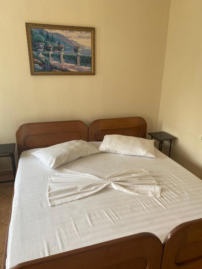 Alex * Sarandë